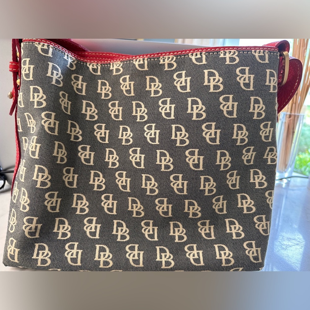 Dooney and Bourke handbag in excellent shape - Picture 3 of 9